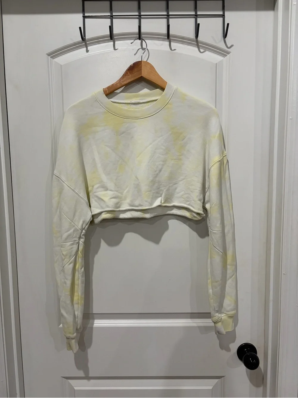 ALO Yoga Cropped Crewneck Sweatshirt in Pale Yellow Tie-Dye. Small stain
